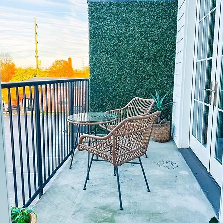 Cozy Cabin - 2 Miles To Broadway & Free Parking-2